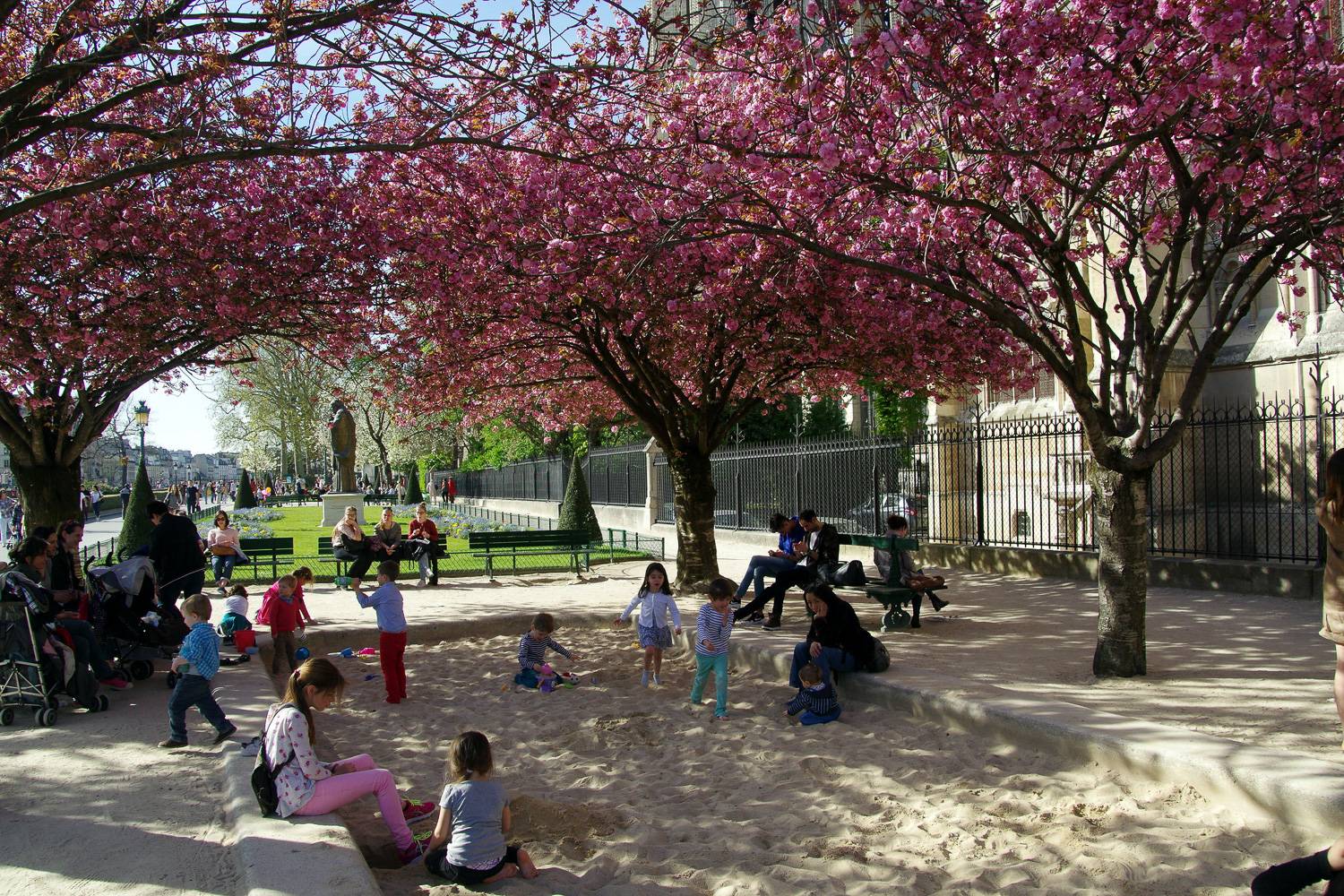 Foto von Kindern, die in einem Pariser Park im Frühling spielen.