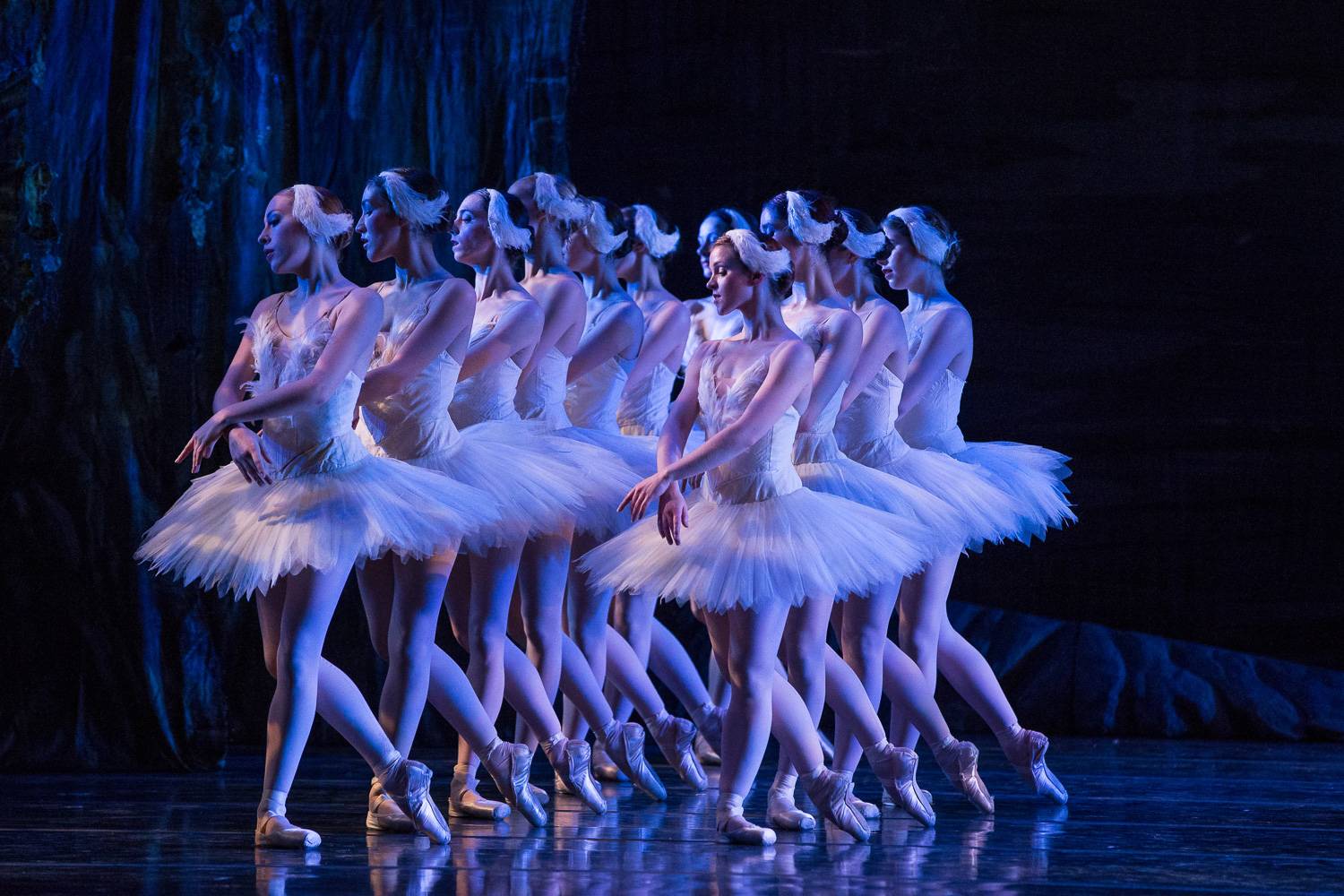 Foto von Balletttänzerinnen in einer Aufführung von Schwanensee.