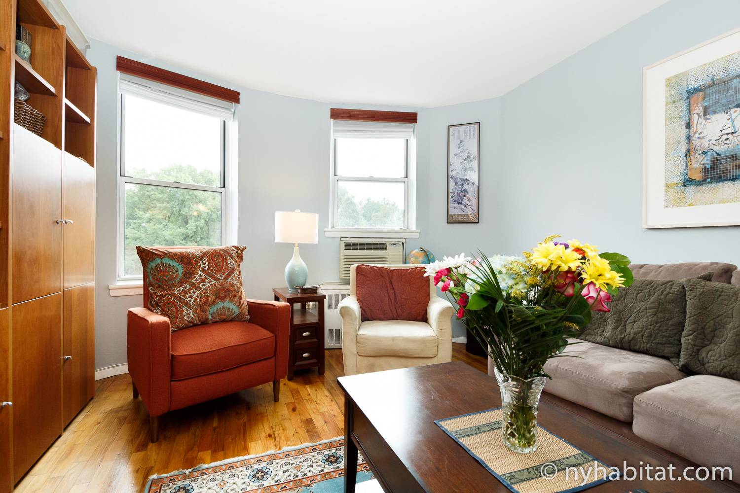 Foto des Wohnzimmers in NY-14853 mit Sofa, Sessel, Bücherregal und Flügel.