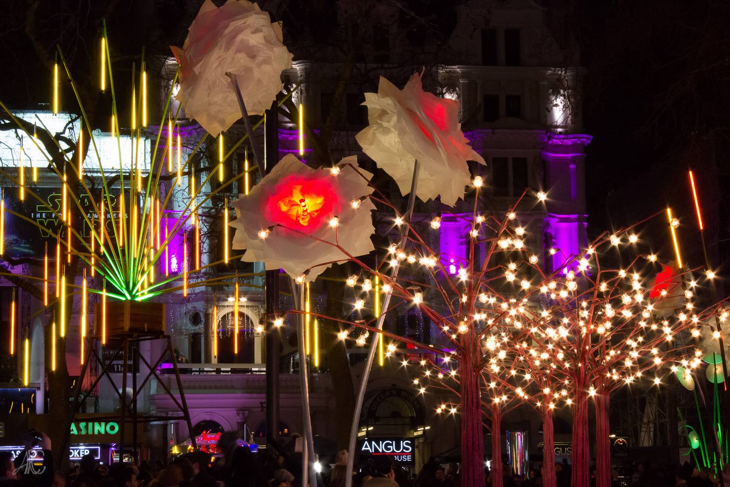 Foto der Lichter, die wie Blumen und Bäume aussehen, während des ersten Lumiere London Festival.