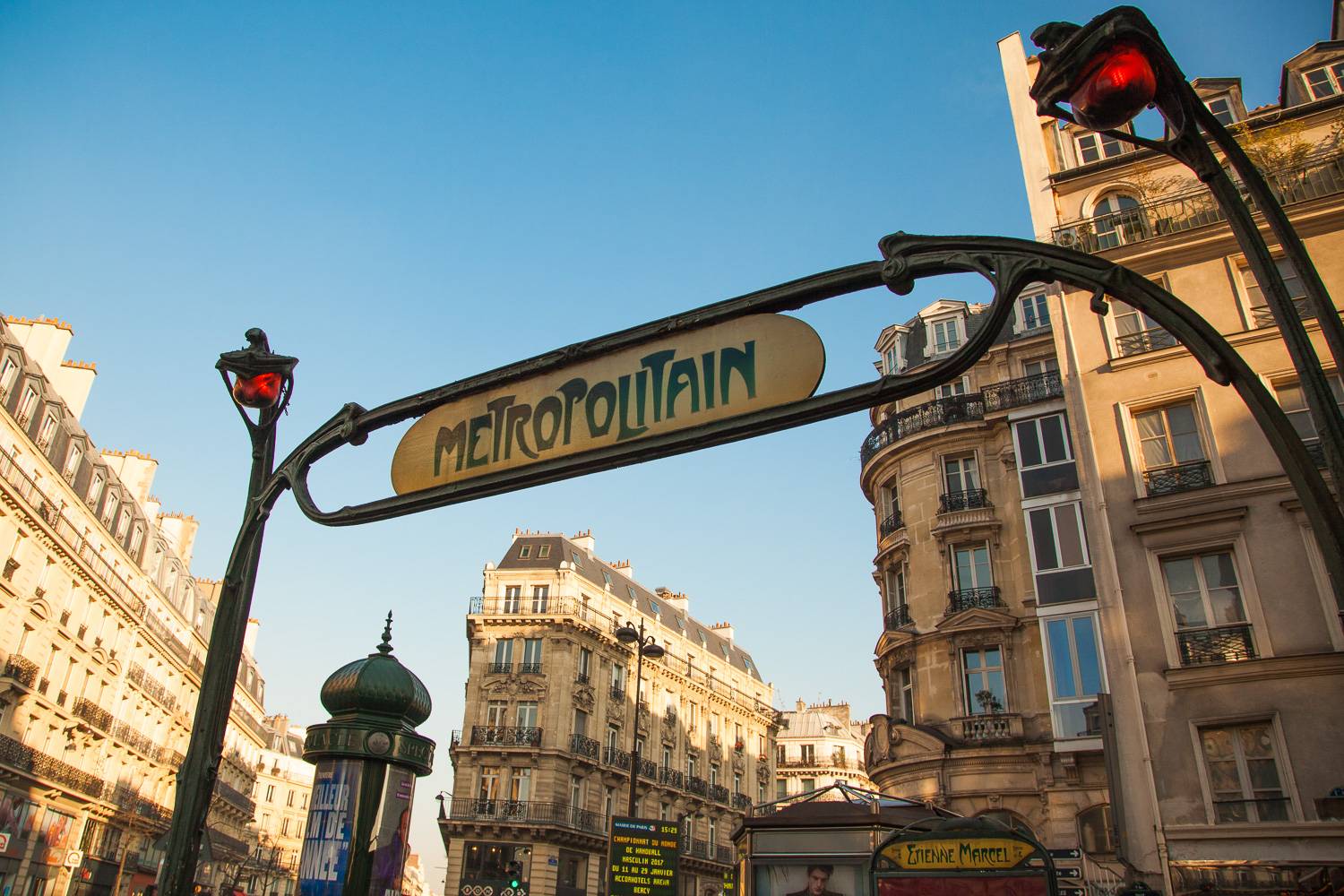 Bild des Eingangsbogens und des Schildes an der Etienne Marcel Métro-Station in Paris.
