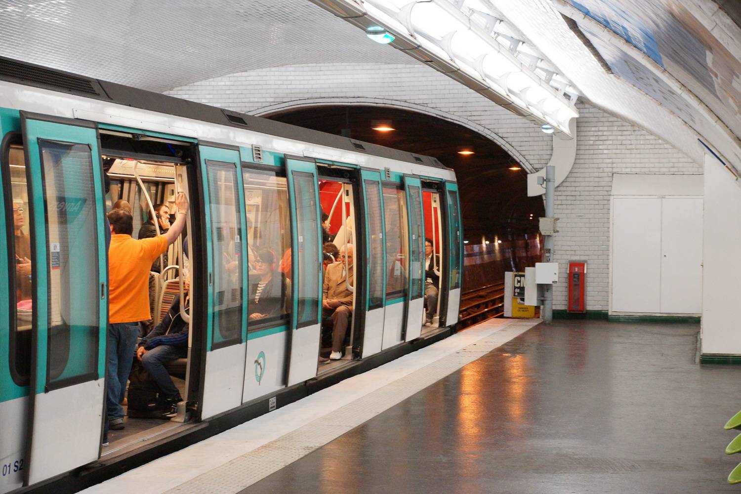 Bild einer Bahn der Métro in der Anvers-Station in Paris.