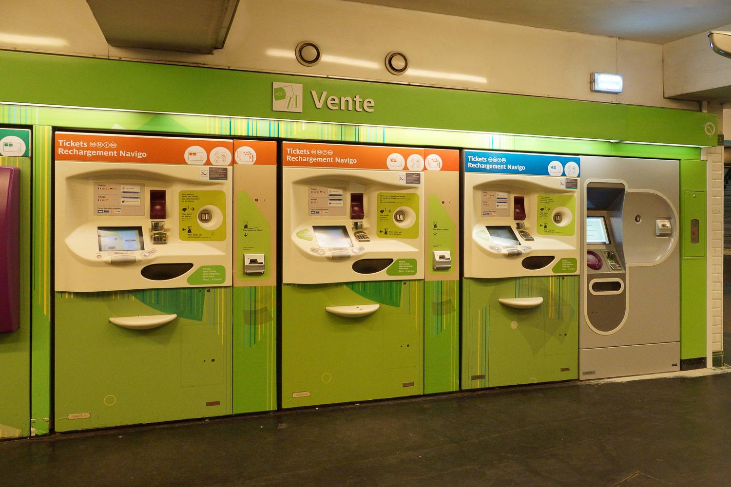 Bild von grünen Navigo-Ticket-Maschinen in der Pariser Métro-Station Alésia.