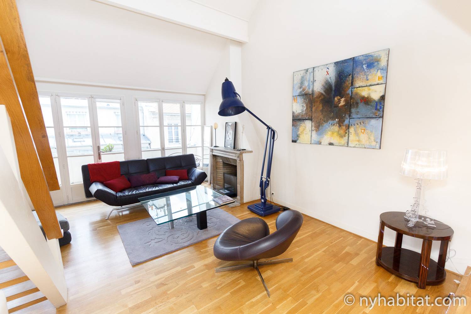 Bild eines Wohnbereiches in PA-4467 mit Sofa, Sessel, Lampe und dekorativem Kamin.