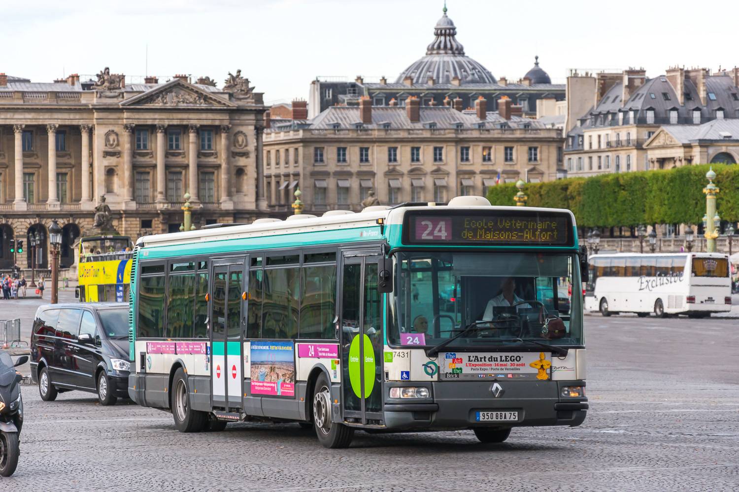 Bild eines Pariser RATP-Busses der Linie 24, welcher durch die Stadt fährt.