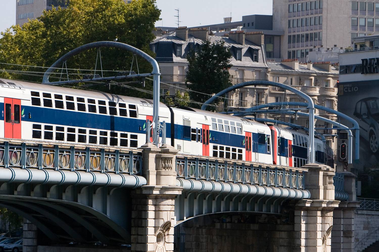 Bild eines RER-Zuges der Linie C, welcher über die Pont Rouelle in Paris fährt.