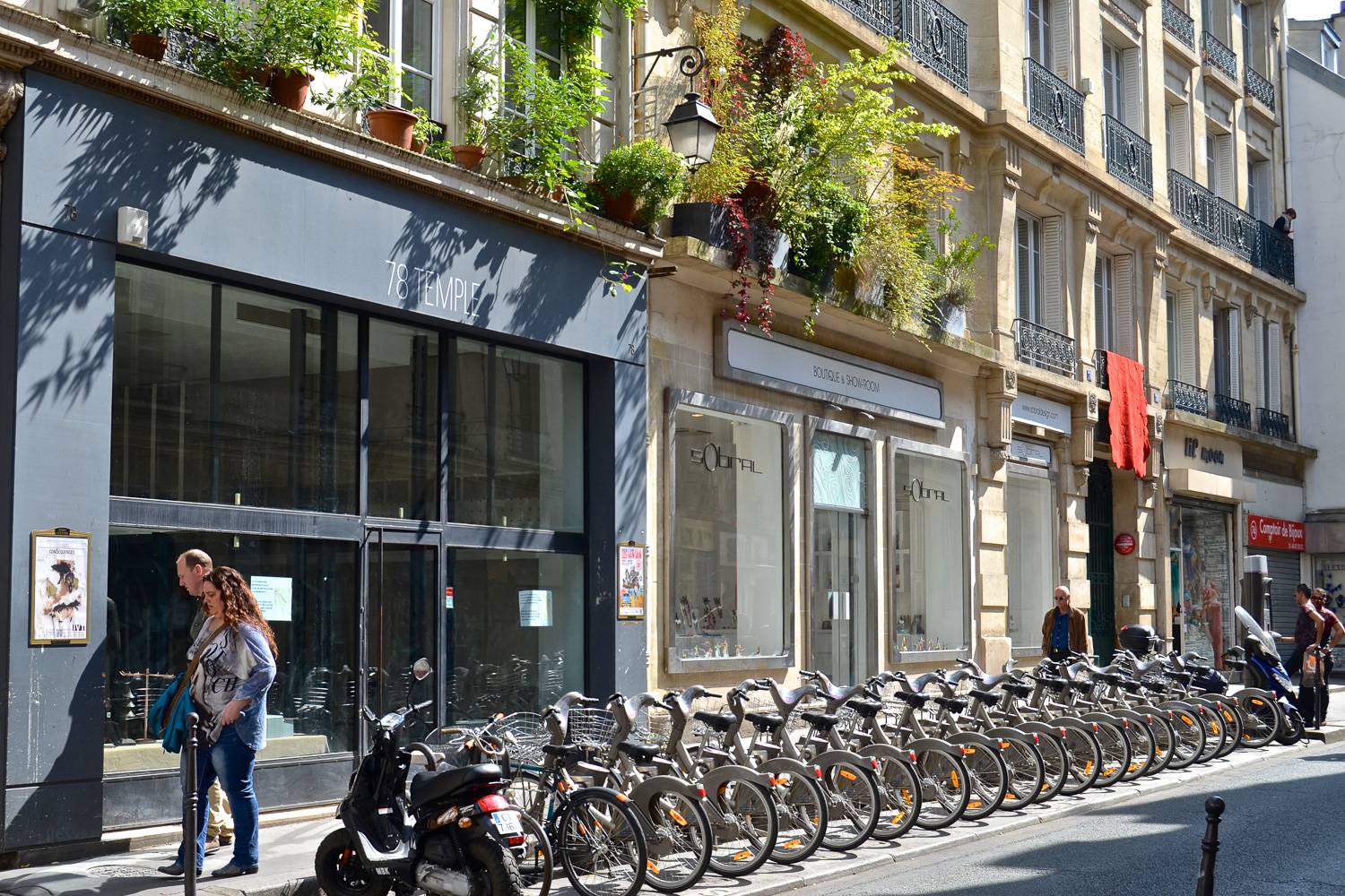 Bild einer Vélib’ Métropole-Fahrradstation in den Straßen von Paris.