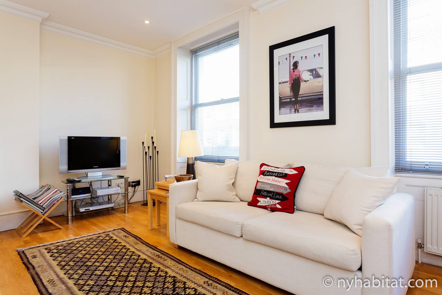 Bild des Wohnbereiches von LN-1968 in Marylebone mit weißem Sofa und Fernseher.
