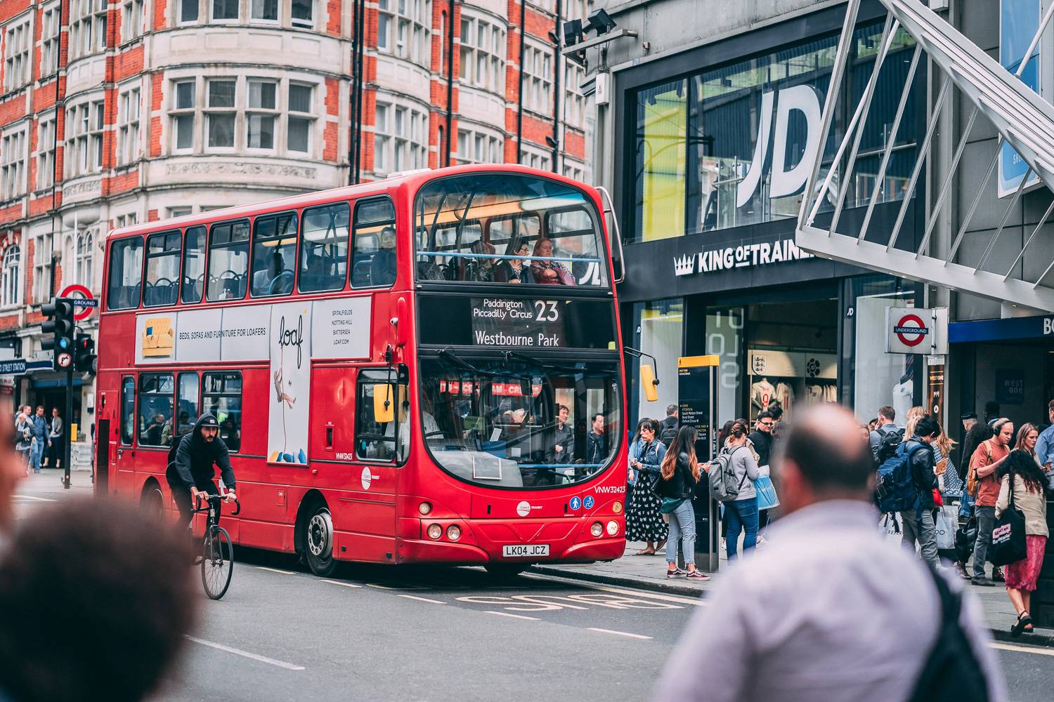 Bild eines Londoner Doppeldeckers im Herzen der Stadt.