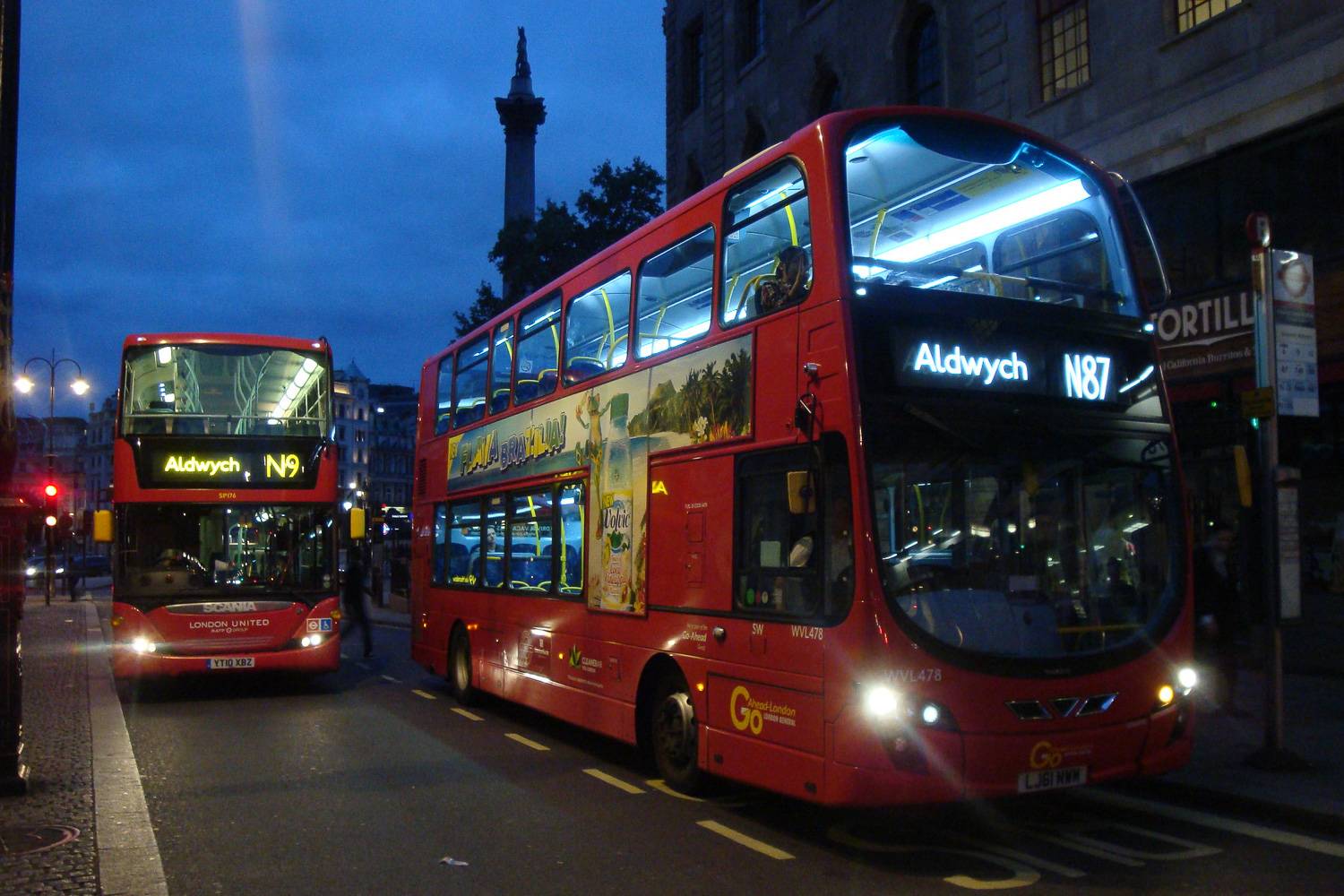 Bild von zwei Londoner Doppeldeckerbussen im Nachtservice.