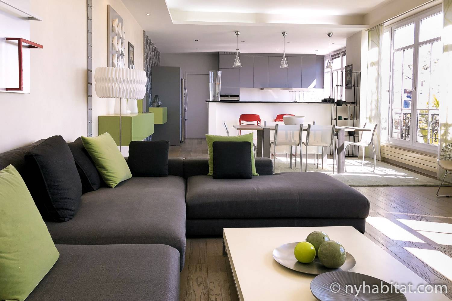 Bild des Wohnzimmers der Ferienwohnung PA-4781 in Le Marais, Paris, mit Küche und Esstisch im Hintergrund