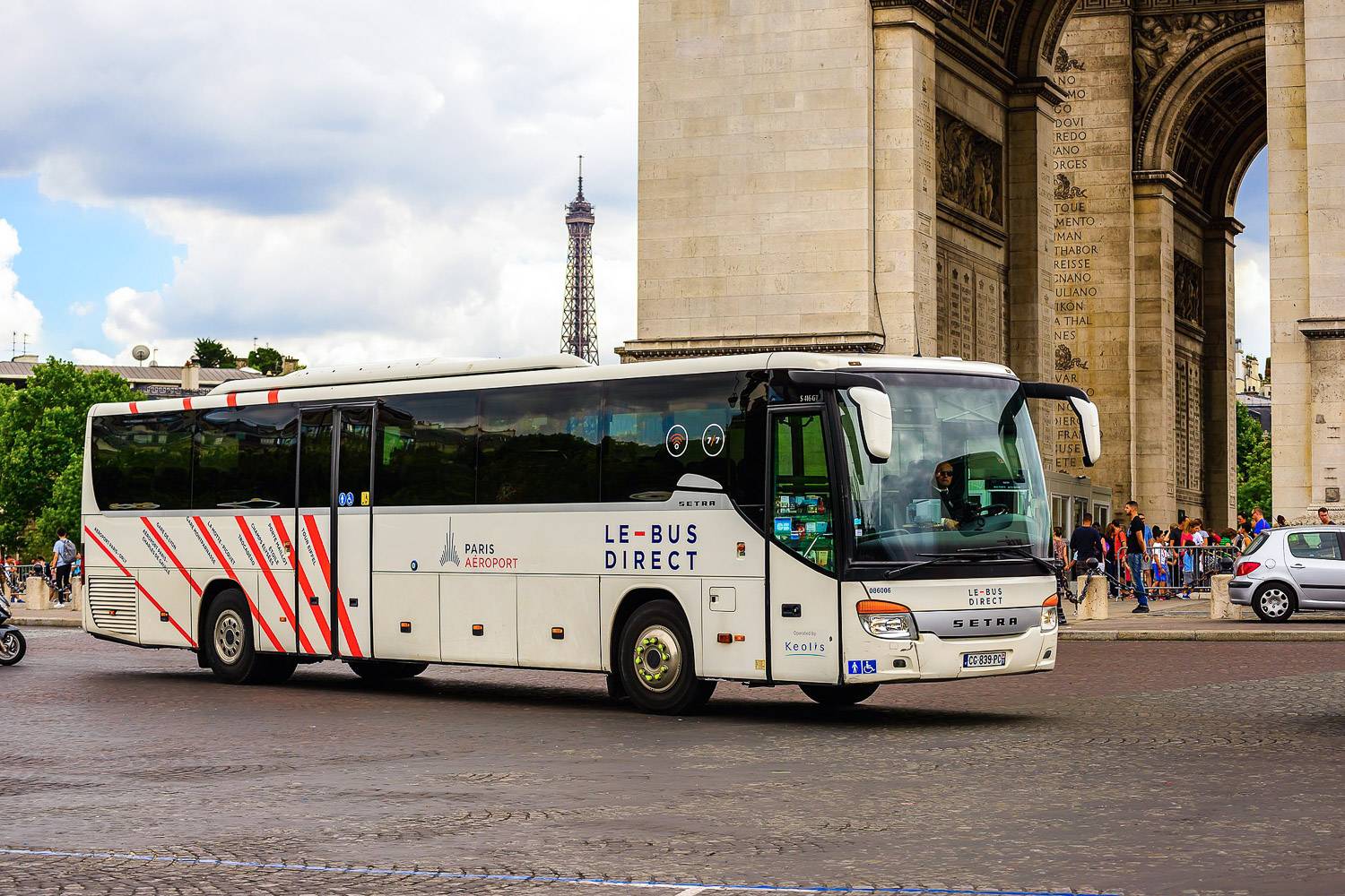 Bild des Flughafen-Busses in Paris mit dem Triumphbogen im Hintergrund