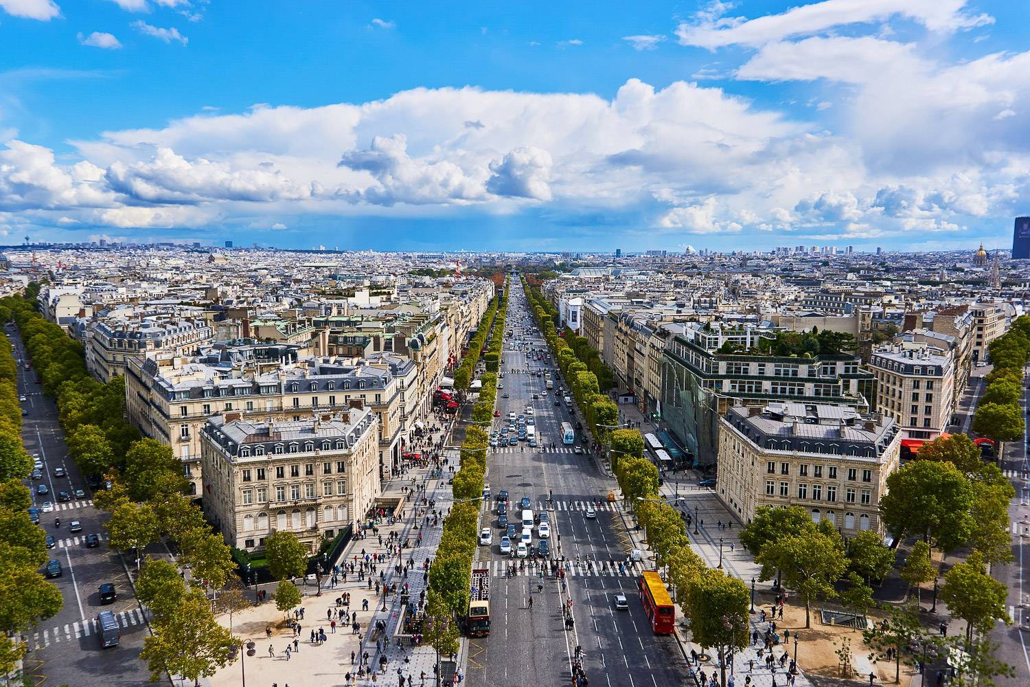 Luftbild der weiten von Bäumen gesäumten Avenue des Champs Élysées in Paris