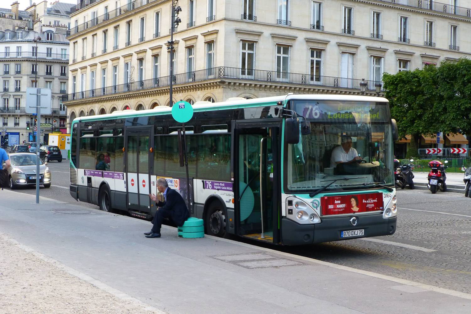 Bild eines Busses an einer Haltestelle in Paris