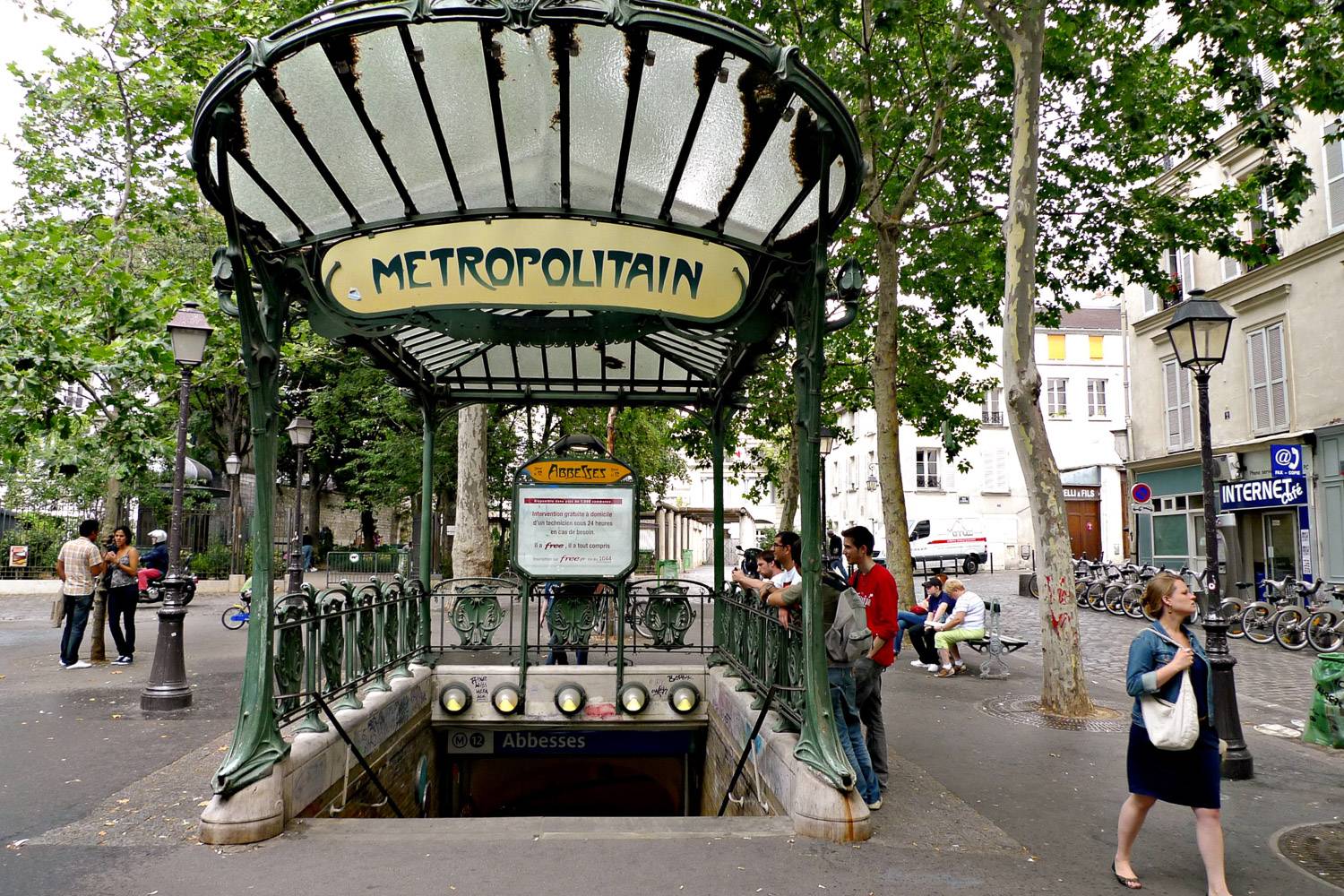 Bild des Eingangs zur U-Bahnstation in Paris mit Treppen, die nach unten führen