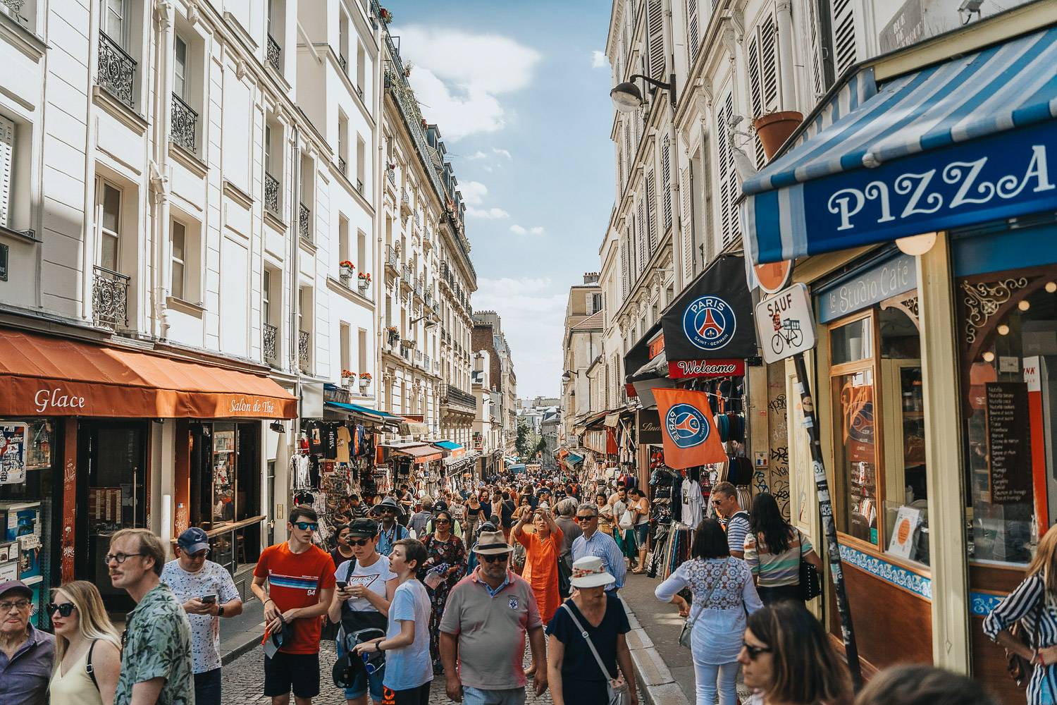Bild einer überfüllten Straße mit Fußgängern in Paris