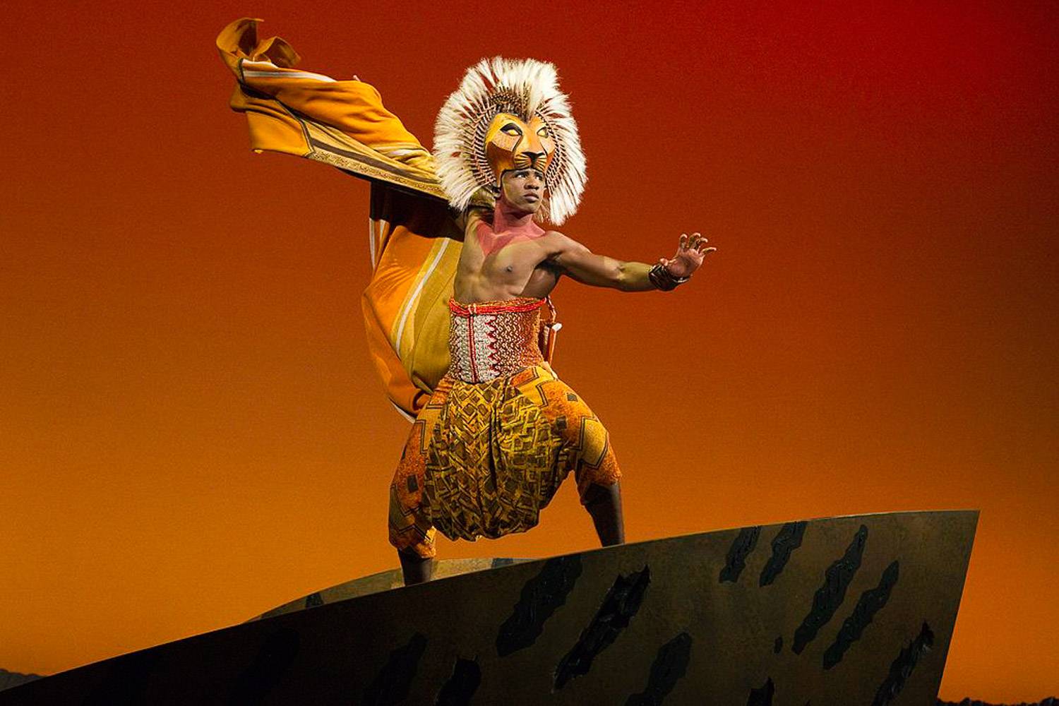 Bild eines Performers in einem König der Löwen-Kostüm auf dem Broadway (Bild: Barne227 CC BY-SA 4.0 )