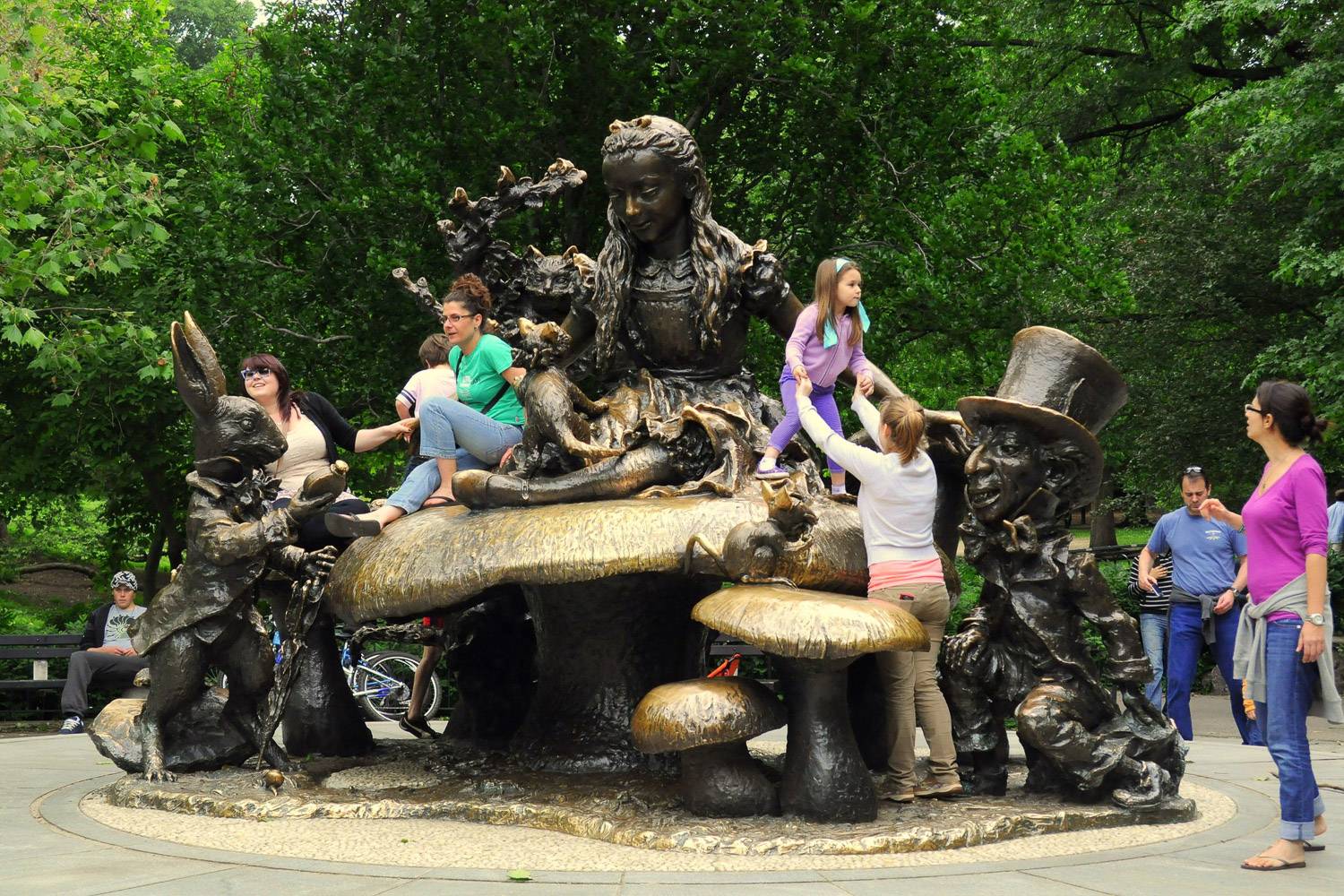 Bild von Kindern, die auf die Alice im Wunderland-Statue in New Yorks Central Park klettern (Bild: Pratyeka CC BY SA 3.0)