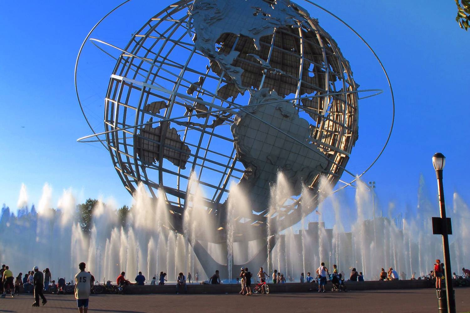 Bild von den Brunnen um die World Sphere in Flushing Meadows Park in Queens (Bild: Chun Yip So CC BY 2.0)