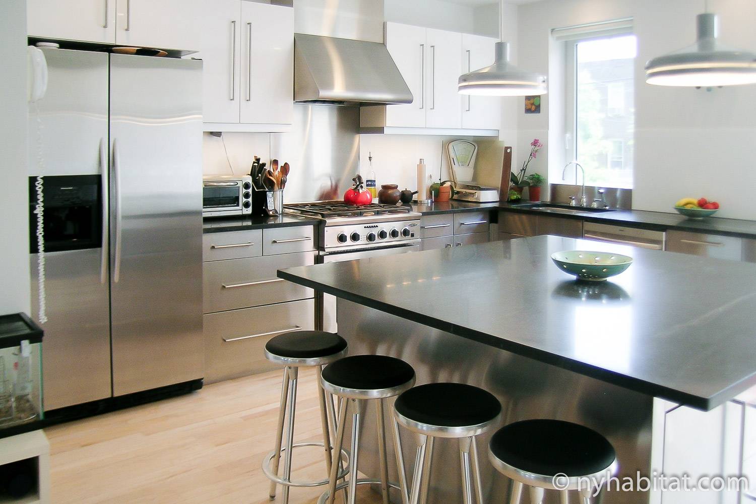 Bild einer voll ausgestatteten Küche in der möblierten Wohnung NY-14914 in Park Slope, Brooklyn mit einer Kücheninsel und Barstühlen