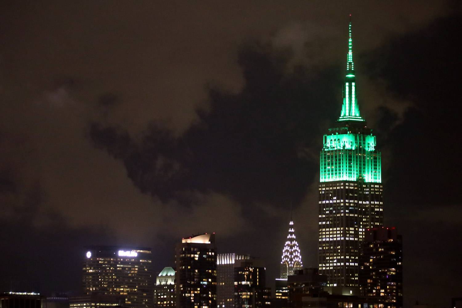 Image de l’Empire State Building illuminé en vert pour la Saint-Patrick