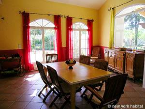 Sie eine Villa mit fünf Schlafzimmern in Les Valayans in der Gegend um Avignon (PR-631)