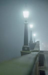Foto einer nebligen und geheimnisvollen Nacht auf einer Brücke Londons . . .