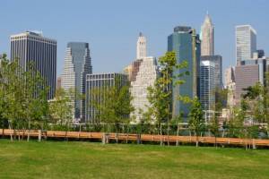  New York City Skyline vom Brooklyn Bridge Park aus gesehen