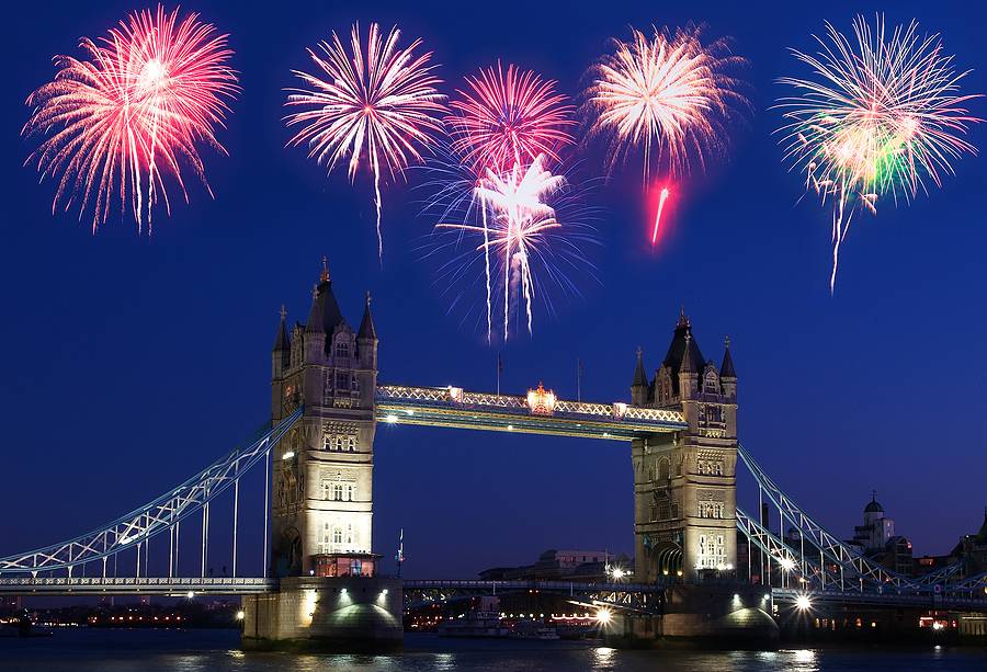 Tower Bridge Londons mit Feuerwerk