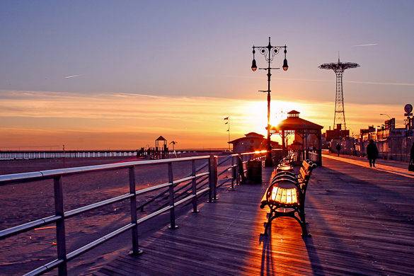 Ein Bild vom Sonnenuntergang über dem Boardwalk von Coney Island, Brooklyn, New York