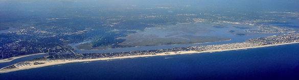 Ein Bild der weißen Sandstränden, die sich entlang der südlichen Küste von Long Beach Barrier Island, New York erstrecken