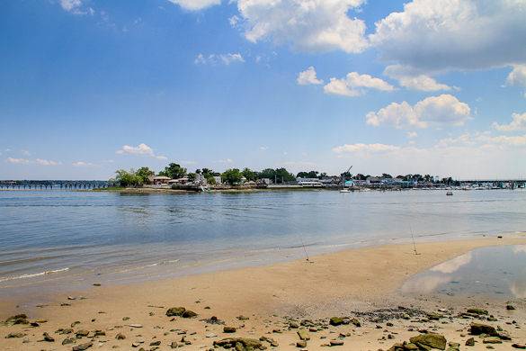 Ein Blick auf City Island von Pelham Bay Park Orchad Beach in der Bronx, New York