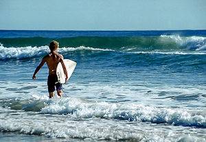 Rockaway Beach in Queens, New York, ist bekannt für seine Surfer