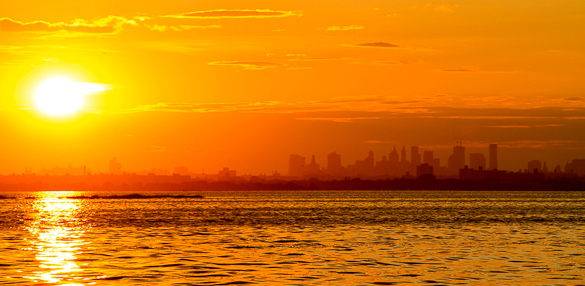 Die Skyline von New York City an einem heißen Sommerabend von Queens, New York aus gesehen