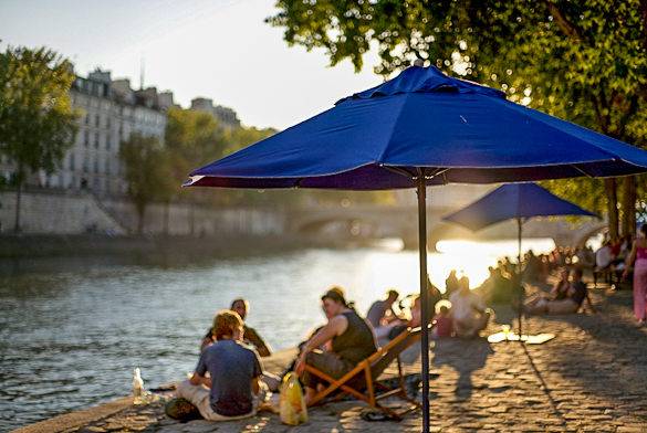 Ein Photo von Personen, die am Paris Plage an der Seine ein Sonnenbad nehmen
