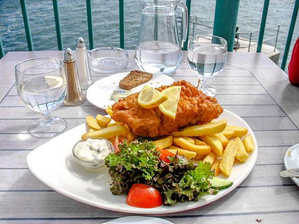 Bild von Fish and Chips mit Salatbeilage in London