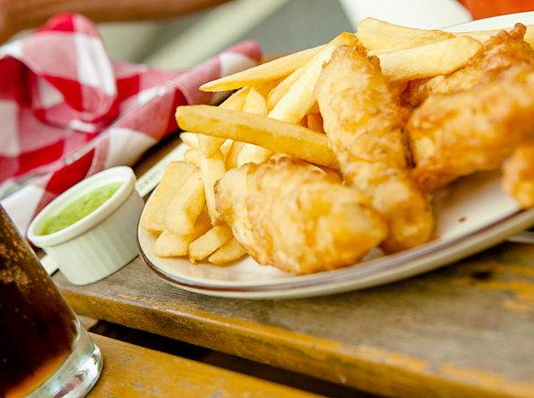 Ein Bild von Fish and Chips serviert mit Erbsenpüree in London