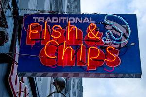 Bild einer Fish and Chips Neonreklame in London