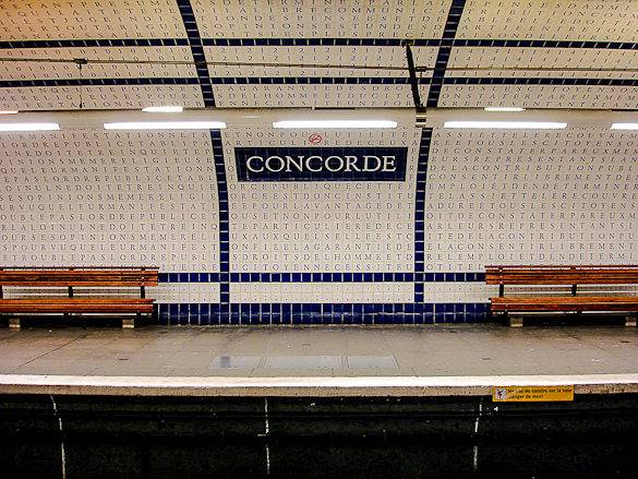 Bild der mit Buchstaben bedruckten Fliesen in der Pariser Métro Station Concorde in Paris