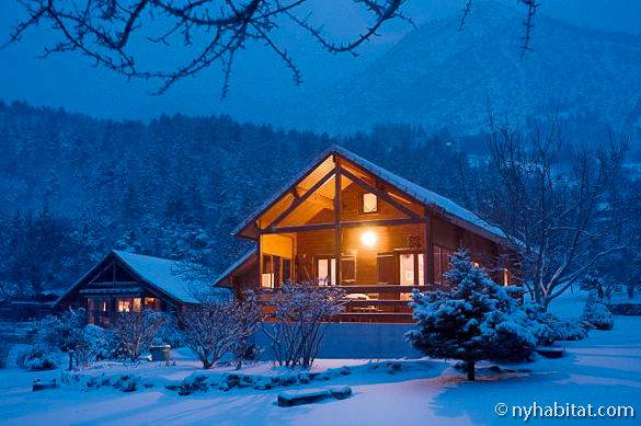 Bild des schneebedeckten 3 Zimmer Holzchalet in La Bâtie Neuve 