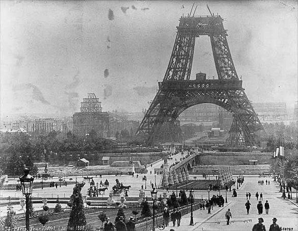Bild des Eiffelturms bei der Errichtung in Paris