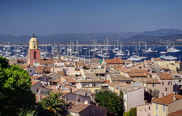 Blick auf Saint-Tropez und auf seinen Hafen an der französischen Riviera