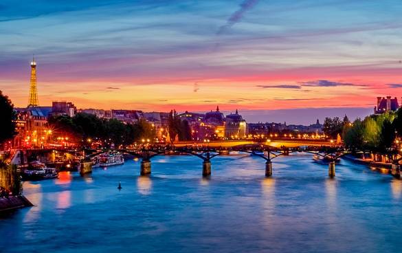 Bild eines Sonnenuntergangs in Paris, aufgenommen von der Seine