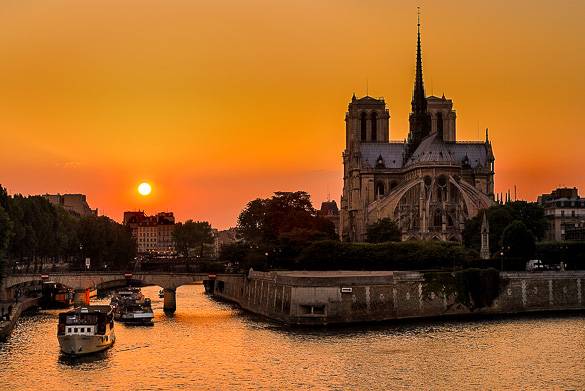 Bild eines Sonnenuntergangs in Paris