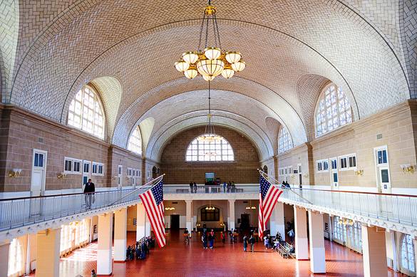 Bild der Großen Halle des Ellis Island Immigration Museums