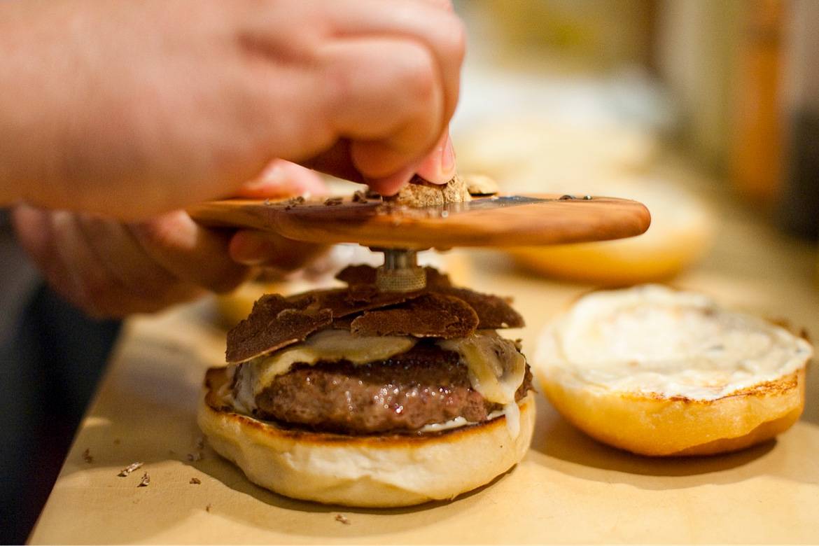 Bild der Zubereitung eines Burgers im New Yorker Burger & Barrel Wine Pub