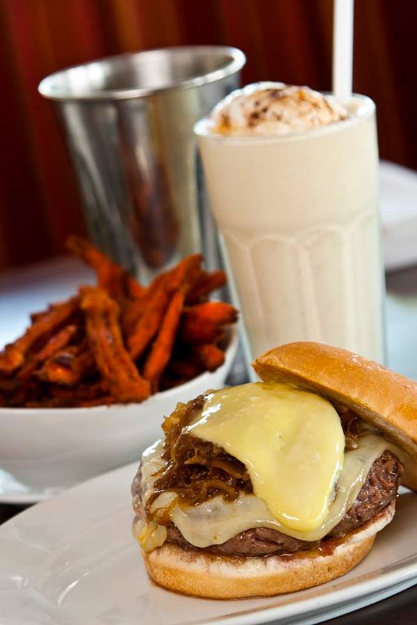 Bild eines Five Napkin Burgers und eines Shakes in Hell’s Kitchen, New York City
