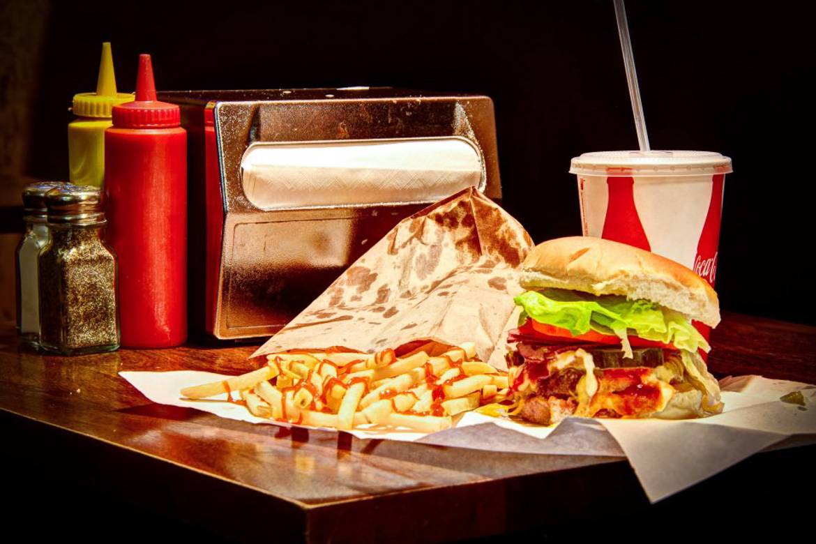 Bild eines Burgers mit Pommes frites im New Yorker Burger Joint