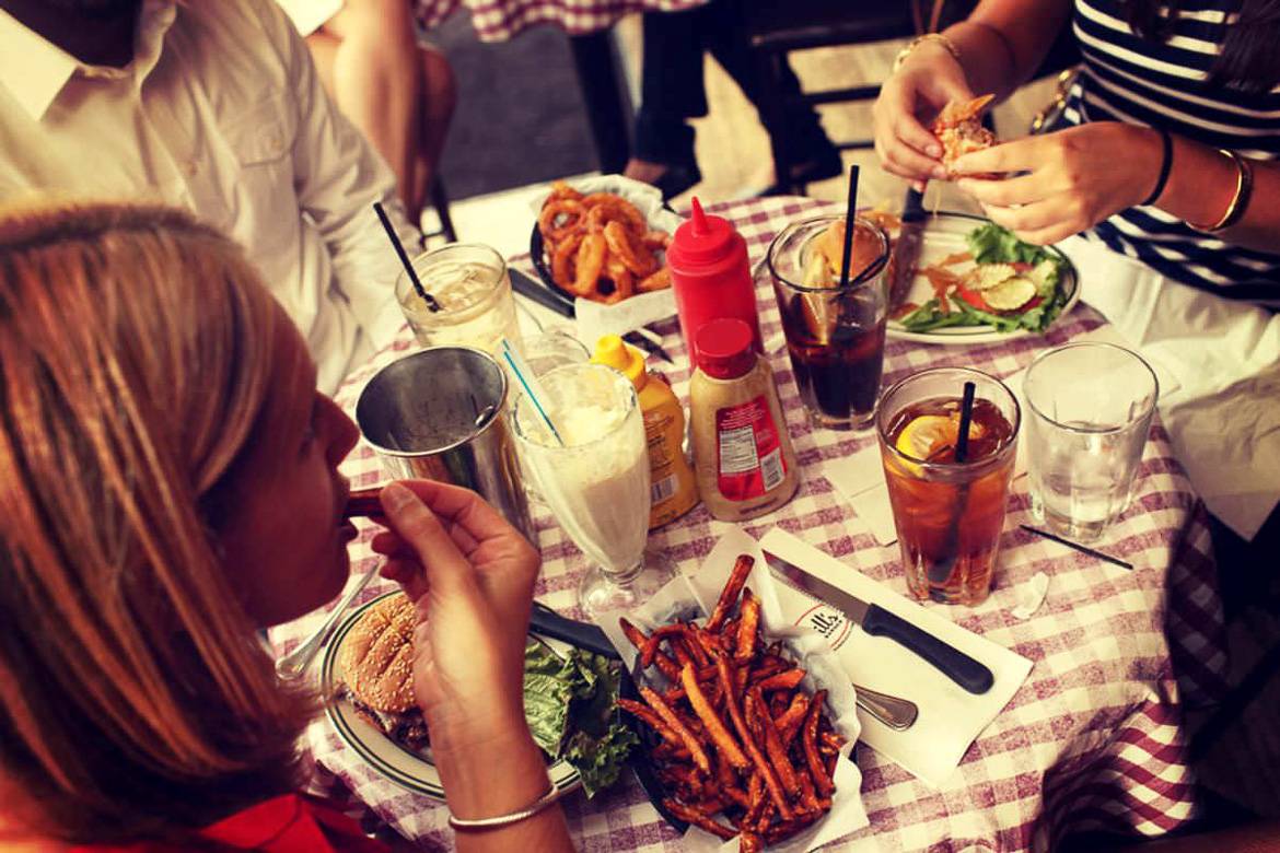Bild eines New Yorker Abendessens mit Burgern, Pommes frites und Röstzwiebeln bei Bill's Bar and Burger