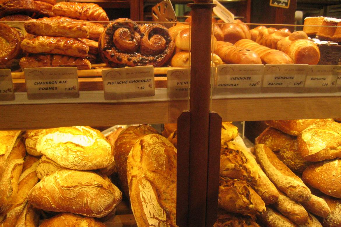 Bild von Broten und Feingebäcken in der Pariser Bäckerei Le Grenier à Pain. Photo: Frédérique Panassac